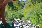 2010-08-13_12.08.10_Саша и подъем в сторону перевала Кучерявый
